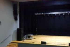 Scena w sali widowiskowej Miejskiego Domu Kultury