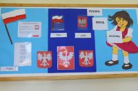 tablica Polska Moją Ojczyzną z godłami Polski, flagą