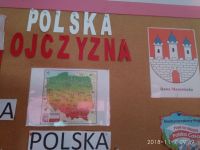 tablica z napisem Polska Ojczyzna z mapą Polski i herbem...