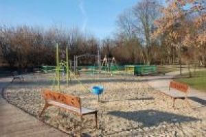 Park po rewaloryzacji - plac zabaw i mała architektura