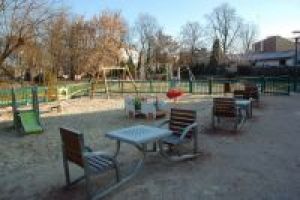 Park po rewaloryzacji - plac zabaw i mała architektura