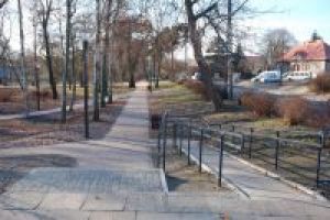 Park po rewaloryzacji - schody i pochylnia dla niepełnosprawnych