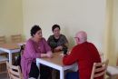 Starsze osoby siedzą przy stole