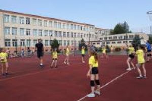 Dzieci na boisku Szkoły Podstawowej nr 2