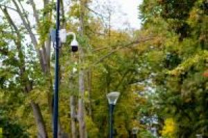 Latarnie i kamera monitoringu