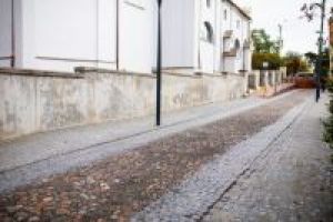 Ulica Parkowa przy ogrodzeniu kościoła pw. NPNMP