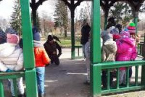 Sokolnik i przedszkolaki rozmawiają w parkowej altanie