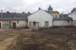 Prace budowlane za starym budynkiem jatek