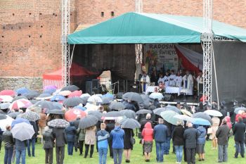 msza św. na dziedzincu zamkowym, uczestnicy pod parasolami