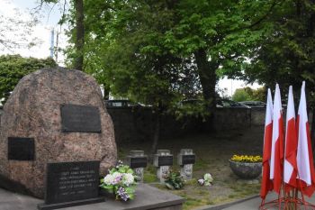 obelisk na cmentarzu wojskowym, flagi Polski