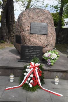 obelisk na cmentarzu wojskowym, wiązanka z...