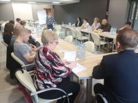 Grupa Ludzi siedząca przy stole