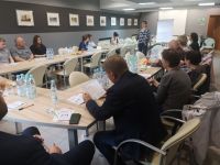 Grupa Ludzi siedząca przy stole