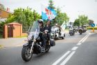 parada motocyklistów, na pierwszym motocyklu flaga Rawy