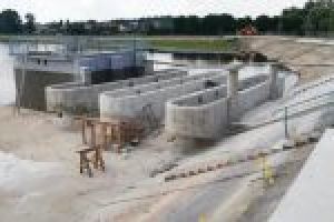 Koryta przelewowe, ekran i falochron