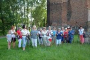 Uczestnicy nordic walking - teren przy zamku
