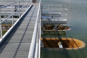 Wanny przelewowe z kładką służbową i podestami do odladzania