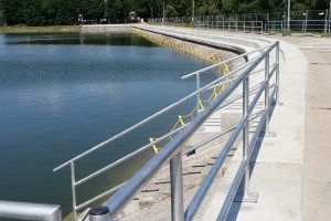 Ekran i stopnie falochronu zapory czołowej