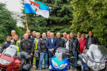grupa rawskich motocyklistów na Pl. Piłudskiego z...