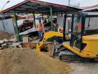 Ciężki sprzęt pracuje na targowisku