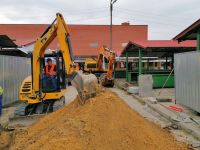 Ciężki sprzęt pracuje na targowisku