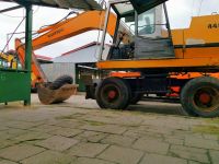 Ciężki sprzęt pracuje na targowisku