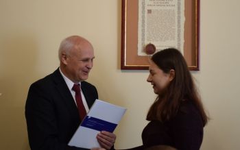 burmistrz wręcza list gratulacyjny Katarzynie Pacho