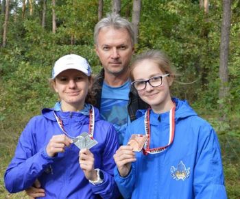 Magda i Martyna z medalami i z trenerem