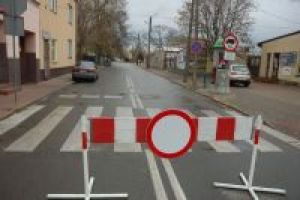 Odcinek ulicy Mickiewicza zagrodzony w związku z pracami na targowisku