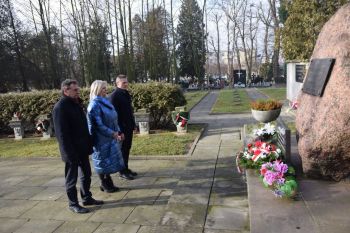 delegacja powiatu oddaje hołd, pod pomnikiem wiązanki kwiatów