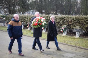 delegacja R-MSM z wiązanką kwiatów na cmentarzu wojskowym