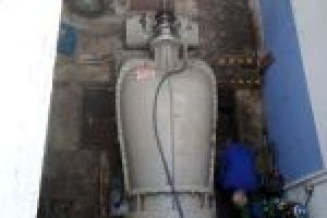 Elementy turbiny w trakcie montażu