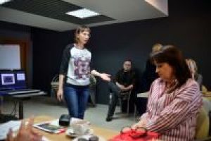 Wyjaśnienie przez prowadzącą zagadnień podczas Forum