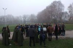 Harcerze i uczestnicy gry na terenie Zamku Książąt Mazowieckich