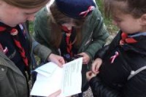 Uczestnicy gry rozszyfrowywują wskazówki