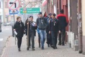 Uczestnicy gry na ulicach miasta