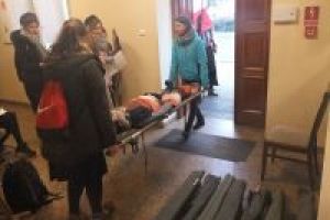 Wnoszenie "rannych" do "szpitala polowego"