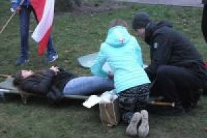 Ćwiczenie opatrywania "rannych"