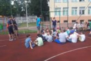 Skauci omawiają dzieciom alfabet Morse'a