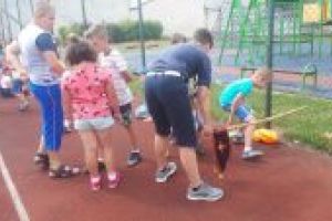 Zabawa polegająca na przejściu pod kijem