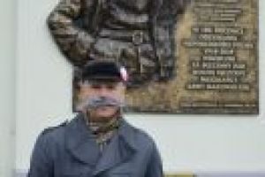 Osoba przebrana za J. Piłsudskiego, w tle tablica upamiętniająca tą postać