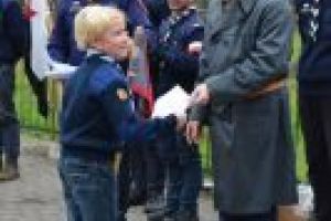 Wręczenie uczestnikowi dyplomu od postaci przebranej za J. Piłsudskiego