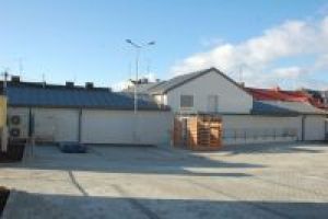 Parking na tyłach budynku