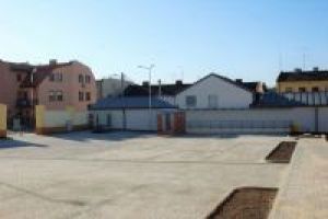 Parking koło budynku