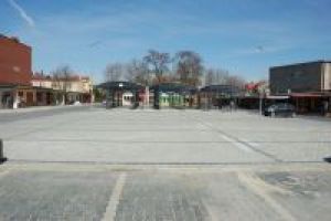 Fragment parkingu, dalej strefa handlowa niezadaszona