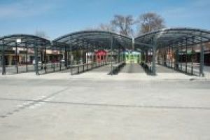 Fragment strefy handlowej niezadaszonej, dalej wiaty