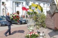 burmistrz miasta niesie wieniec pod pomnik św. Jana Pawła II