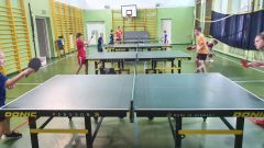hala Tatar, tenisiści przy stołach grają w tenisa