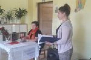 Opiekun RCOP z ramienia urzędu stoi, przedstawciel ngo siedzi