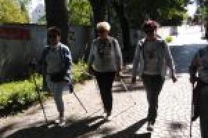 4 osoby podczas nordic walking